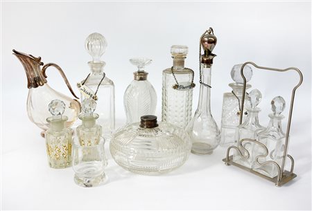 Lotto composto da quattro bottiglie porta liquore, una brocca, una bottiglia...