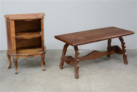 Lotto composto da un tavolino da salotto con gambe sagomate (cm 103x47x43) e...