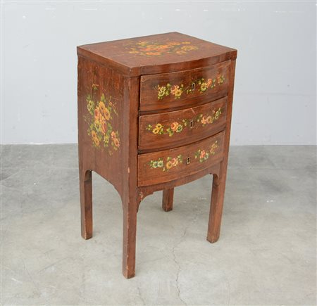 Comodino a tre cassetti in legno dolce dipinto a mazzi di fiori, con fronte...