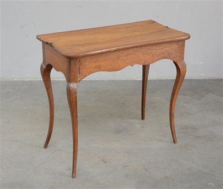 Antico tavolino-scrittoio in noce con gambe e fascia mosse, piano sollevabile...