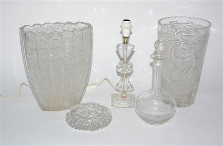 Lotto composto da due vasi e un posacenere in vetro molato, una bottiglia per...