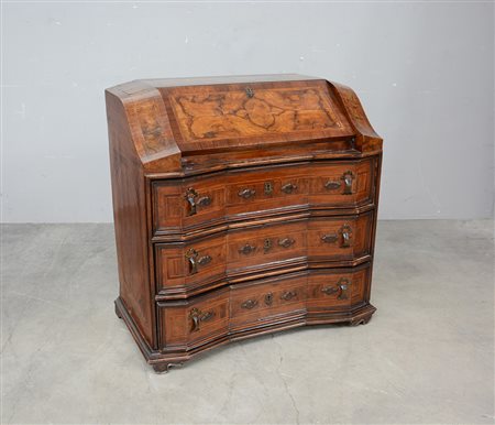 Mobile ribalta in noce e radica con fronte sagomato a tre cassetti e anta...