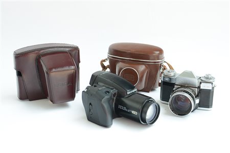 Lotto composto da una macchina fotografica Contaflex, una marcata Olympus e...