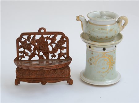 Lotto composto da una veilleuse in porcellana e un portapipe in legno...