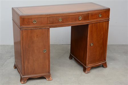 Piccolo scrittoio a tre cassetti e due sportelli laterali con fronte bombato...