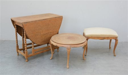Lotto composto da un tavolo ad alette, un panchetto e un tavolino rotondo in...