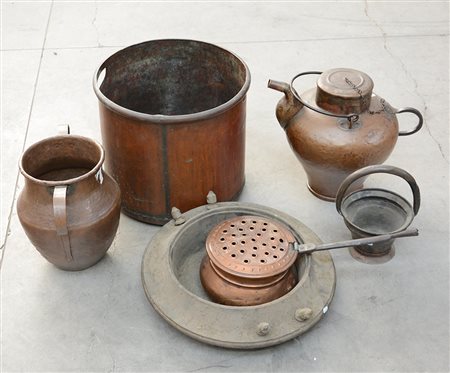 Lotto composto da un versatoio, uno scaldino, una brocca, tre oggetti diversi...