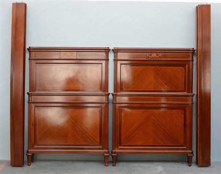 Coppia di letti ad una piazza con montanti scanalati, testata e pediera...