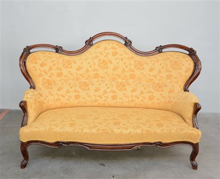 Divano in noce con schienale sagomato e traforato. Gambe e piedini mossi....