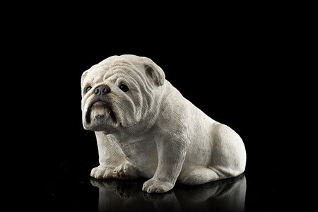 Figura di cane in grès decorato in policromia (cm 12x20) (difetti)