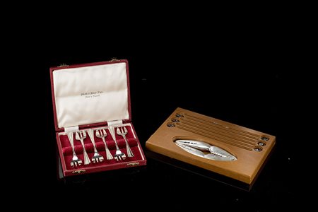 Lotto composto da un set da aragosta e un set di sei forchette in silver...