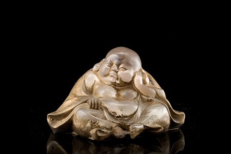 Buddha in resina con dorature, base decorata con soggetto erotico (l. max cm 20)