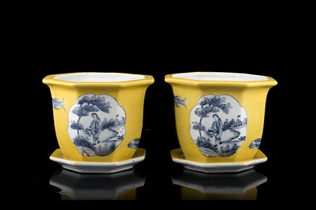 Coppia di cachepot con sottovasi in ceramica policroma, riserve con scene di...