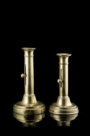 Coppia di candelieri in ottone (h. cm 18) (difetti)