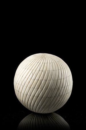 Sfera in osso a spirali (h. cm 20) (difetti) -EN Spiraled bone sphere (h cm...
