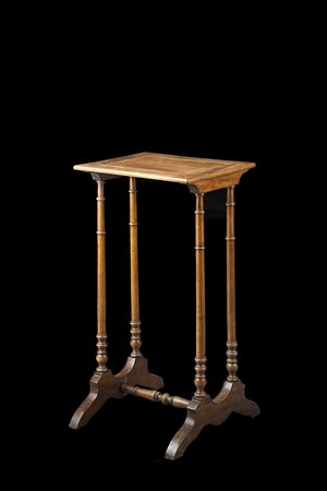 Etagere in noce con gambe tornite unite da traversa (cm 35,5x68x30)