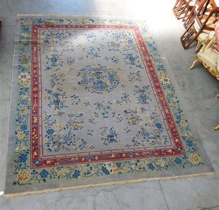 [Tappeti]Tappeto Cina, sec. XX. Disegno con piccolo medaglione e vasi fioriti...