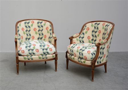 Coppia di bergère con struttura in legno intagliato e gambe rastremate,...