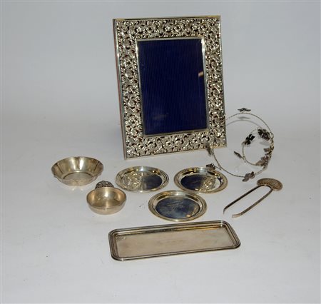 Lotto di argenti composto da una cornice porta foto, tre sottobicchieri, due...