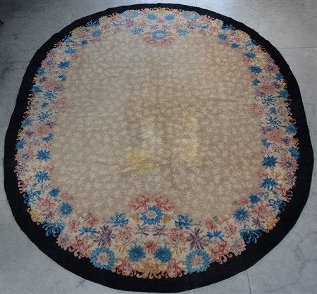 [Tappeti] Tappeto di forma tondeggiante, Cina, sec. XX. Disegno floreale tono...