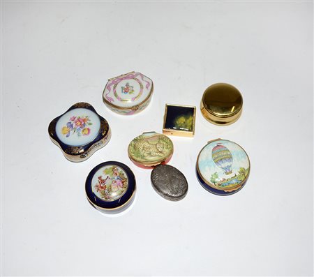 Lotto di otto scatoline di fatture differenti in porcellana e metallo...