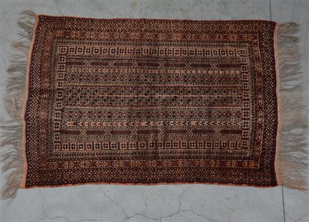 [Tappeti] Tappeto Afghan, sec. XX. Decoro geometrico nei toni del marrone,...