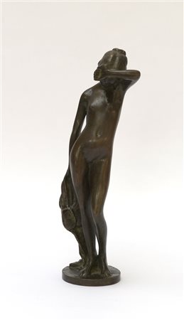 Scultura in bronzo raffigurante un nudo femminile, firmata sul drappo A....