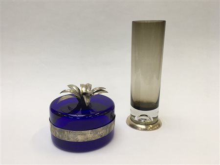 Lotto composto da un vaso in vetro fumé con basamento in argento, Alessandria...