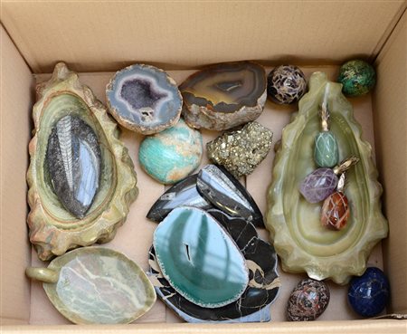 Cartone contenente numerosi manufatti in pietre varie (difetti)