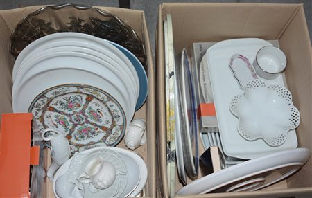 Lotto di due cartoni contenenti numerosi oggetti per la tavola di materiali...