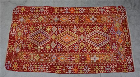 [Tappeti] Tappeto Kilim Konia, sec. XX. Disegno a tre medaglioni uncinati su...