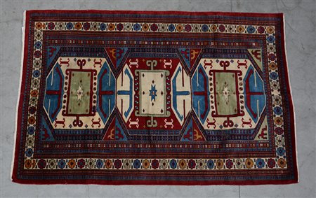 [Tappeti] Tappeto Pakistan, sec. XX. Disegno caucasico policromo su fondo...