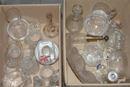 Lotto di tre cartoni contenenti numerosi oggetti in vetro per la tavola...
