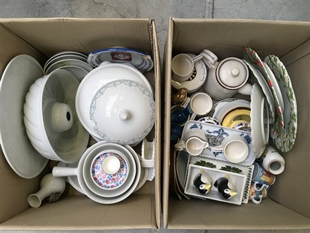 Lotto di due cartoni contenenti numerosi oggetti per la tavola (difetti)