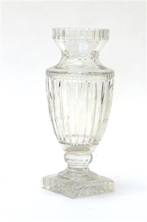 Lotto composto da un vaso in vetro molato, dodici piattini in vetro di forma...