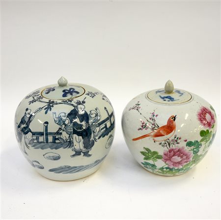 Lotto di due potiches con coperchi, una in porcellana bianca e blu su fondo...