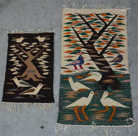 [Tappeti] Coppia di arazzetti in lana, decorati con alberi e uccelli (cm max...