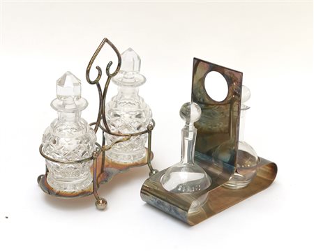 Lotto di due cruet-stand in metallo argentato completi di ampolle (lievi...