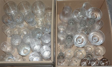 Lotto di due cartoni contenenti numerosi bicchieri di fatture differenti...