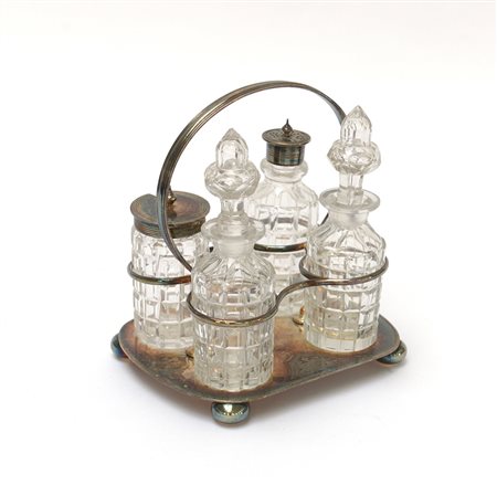 Cruet-stand in metallo argentato e inciso con quattro contenitori in vetro...