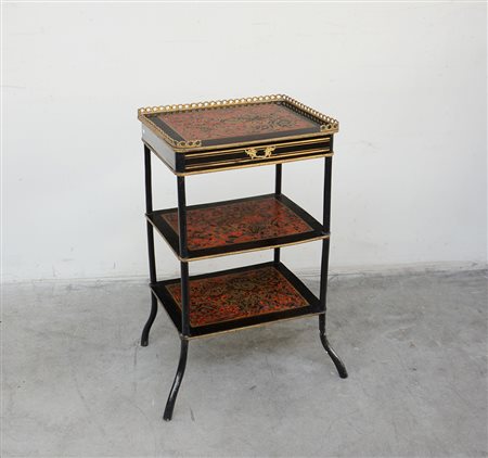 Etagère in legno ebanizzato a tre ripiani di cui il primo per scrivere,...