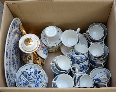 Cartone contenente parti di servizi da tè e caffè di fatture differenti...