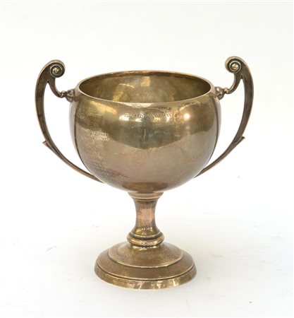 Coppa biansata in argento di forma globulare con incisioni. Birmingham 1932...