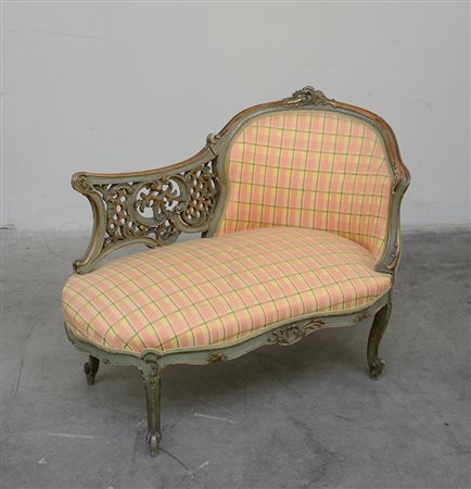 Piccola dormeuse in legno intagliato e laccato verde con profili mossi,...