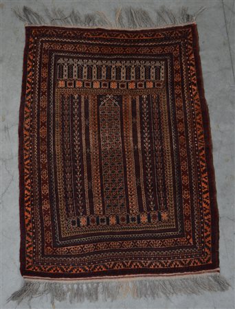 [Tappeti] Tappeto Afghan, sec. XX. Disegno a preghiera nei toni dell'arancio,...