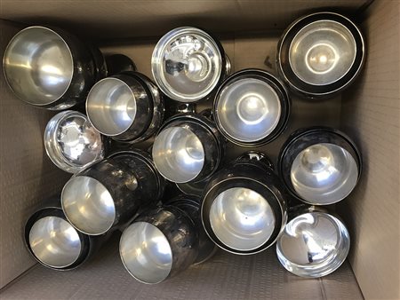 Cartone contenente numerosi calici e coppe in metallo argentato (difetti)