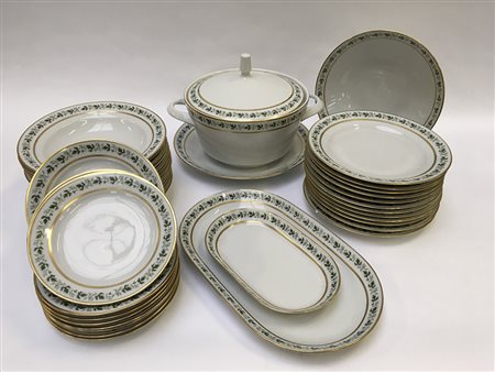 Manifattura tedesca, servizio da tavola in porcellana con profili decorati a...