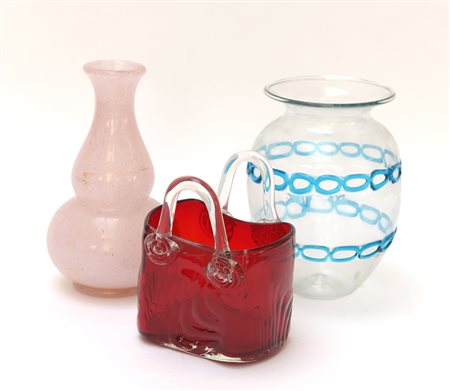 Lotto composto da due vasi e un soprammobile in vetro a forma di borsa (lievi...