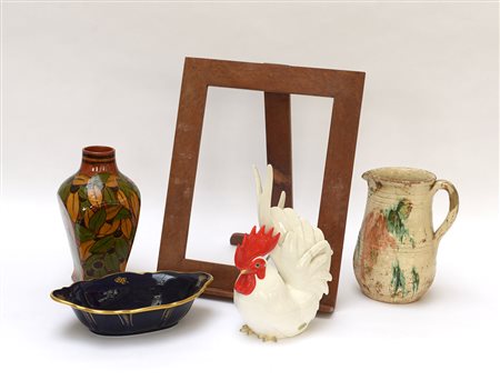 Lotto vario composto da un versatoio in terraglia, un vaso decorato con...