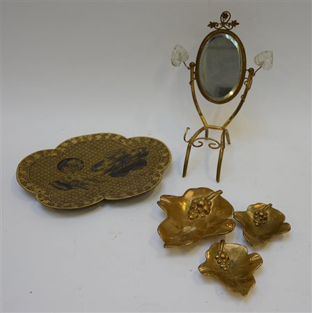 Lotto composto da tre posacenere in metallo dorato a forma di foglia, un...